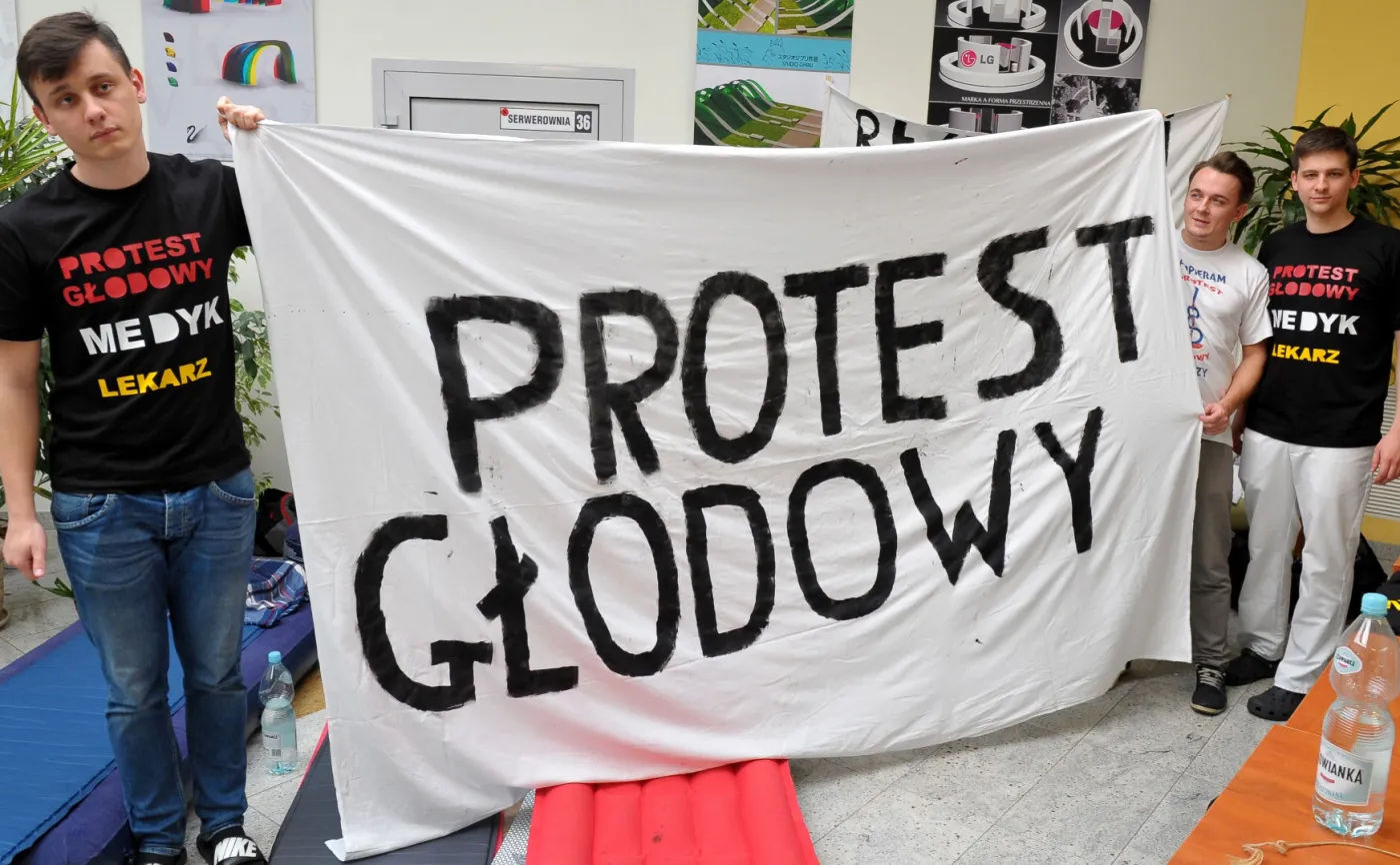 Dera: Obecnie nie ma potrzeby wchodzenia prezydenta w rozstrzygnięcie protestu rezydentów