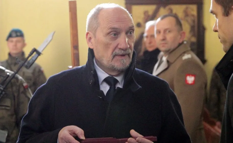 Sprawa b. wiceszefa MON. TVP Info: Macierewicz sprzeciwiał się przyznaniu mu dostępu
