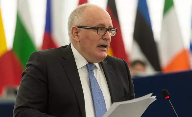 Timmermans: Niezależność sądownictwa jest w obecnie w Polsce poważnie zagrożona