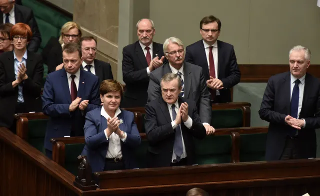 Ministrowie mają dość niepewności. Niemal wszyscy obawiają się o fotele