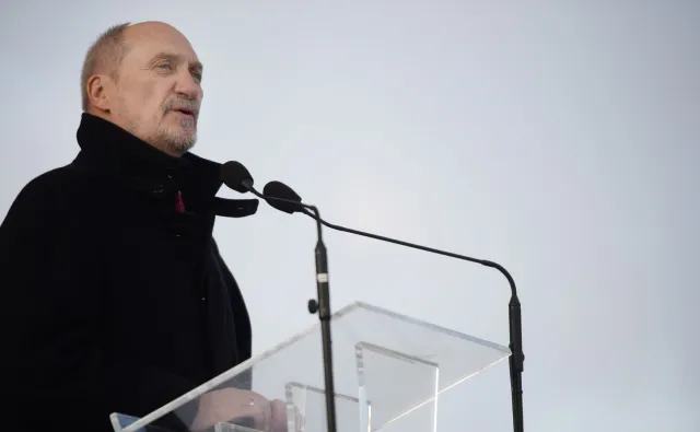 Macierewicz odejdzie? Kownacki: Nie wygląda na to