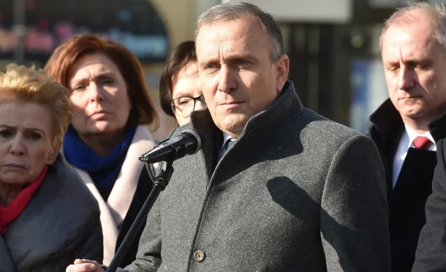 Schetyna: Macierewicz swoimi wypowiedziami kompromituje rząd, premier i prezydenta