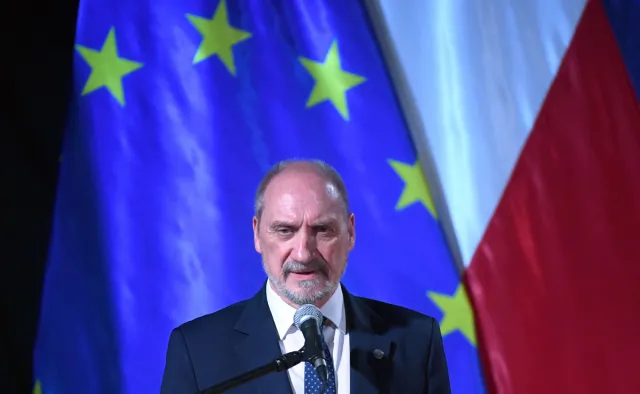 Macierewicz o Smoleńsku: Działanie kontrolerów było świadome. Dążono do tego, żeby ono doprowadziło do katastrofy