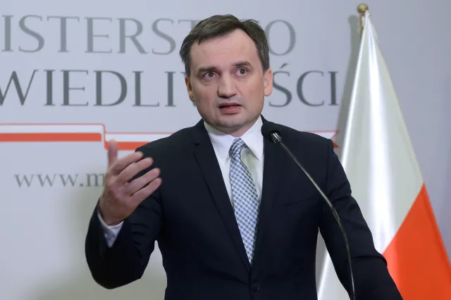 Miecz Ziobry nad głowami prezesów sądów. Minister może obsadzać wolne miejsca swoimi ludźmi