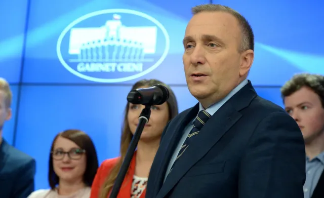 Schetyna: Nie widzę powodu dlaczego mają być dwa pomniki smoleńskie