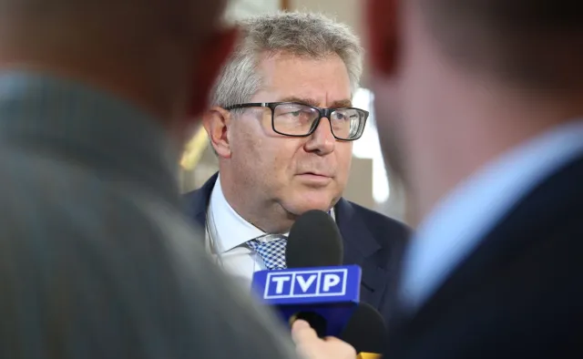 "Lepiej gdyby odeszła cała podkomisja smoleńska". Polityczne komentarze po dymisji Wacława Berczyńskiego