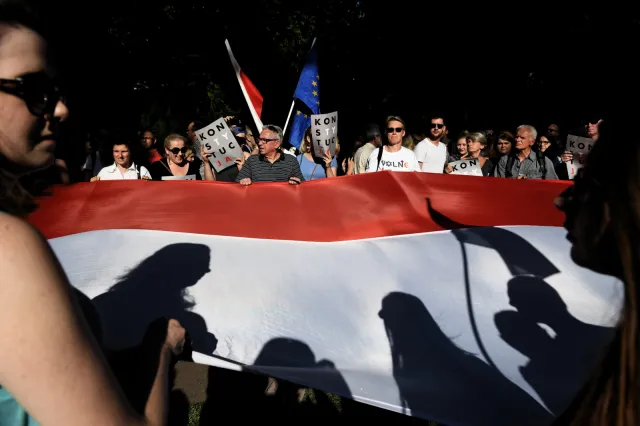 Protest przeciw zmianom w ustawach o sądach pod Sejmem