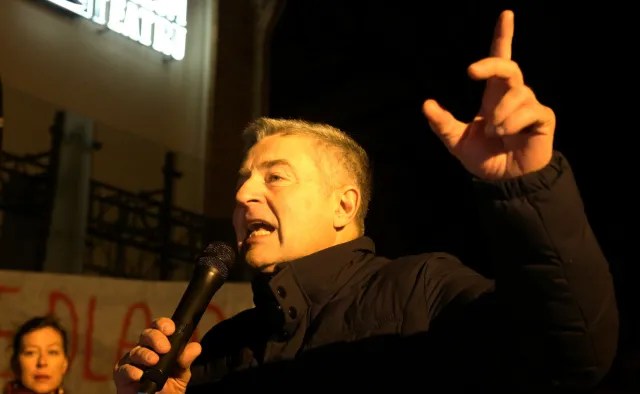 Policja wyprowadziła Władysława Frasyniuka w kajdankach o 6:10. Po przesłuchaniu zwolniony