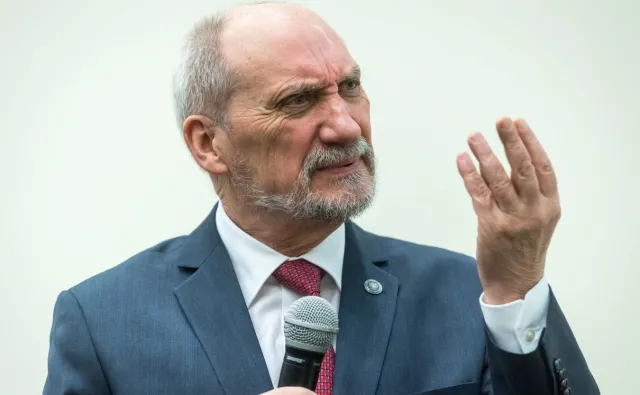 Macierewicz tuż przed dymisją zdążył jeszcze przyznać nagrody. MON wydało 81 tys. zł