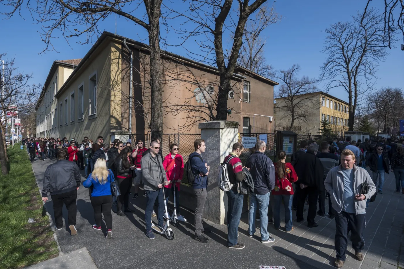 Węgry: Rekordowa frekwencja, kolejki do lokali wyborczych. "Wszyscy zdążą oddać głos"