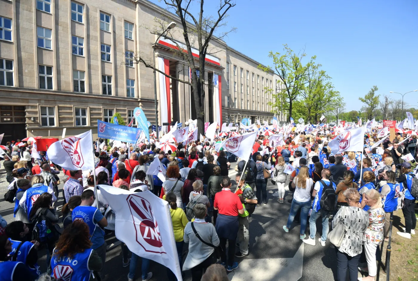 Nauczyciele wyszli na ulice. Manifestacja ZNP pod hasłem "Mamy dość !"