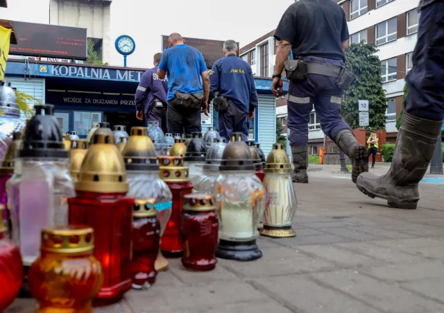 W kopalni Zofiówka nadal pompowanie blokującego drogę zalewiska