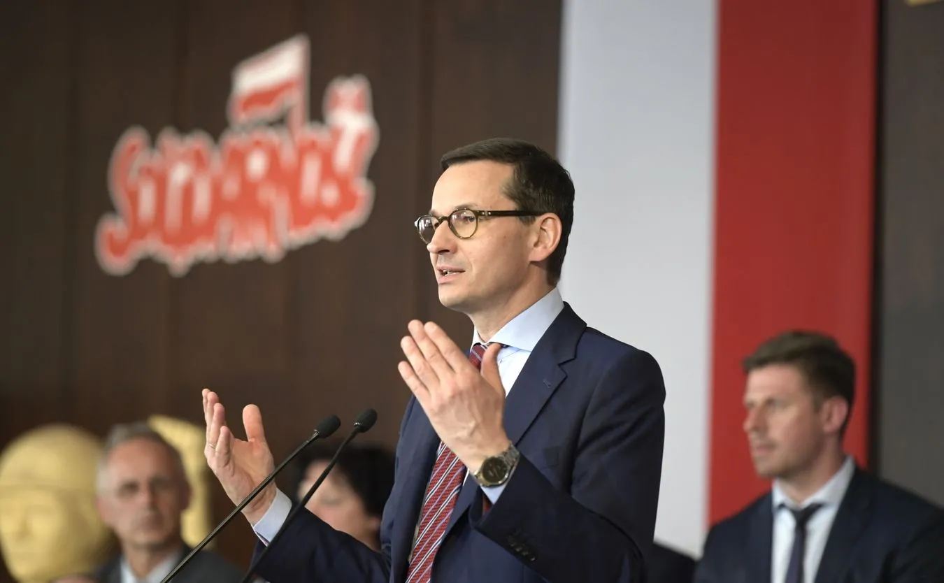 "Pycha i szmal". Przepychanki i krzyki na spotkaniu z premierem Morawieckim w historycznej sali BHP