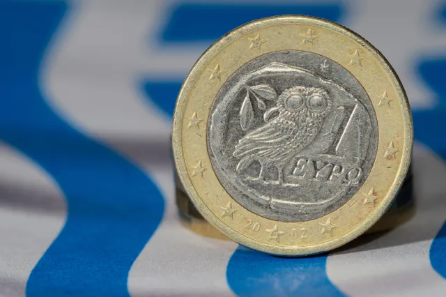 Strefa euro ulży Grecji w spłacaniu zadłużenia, ale nie umorzy długu