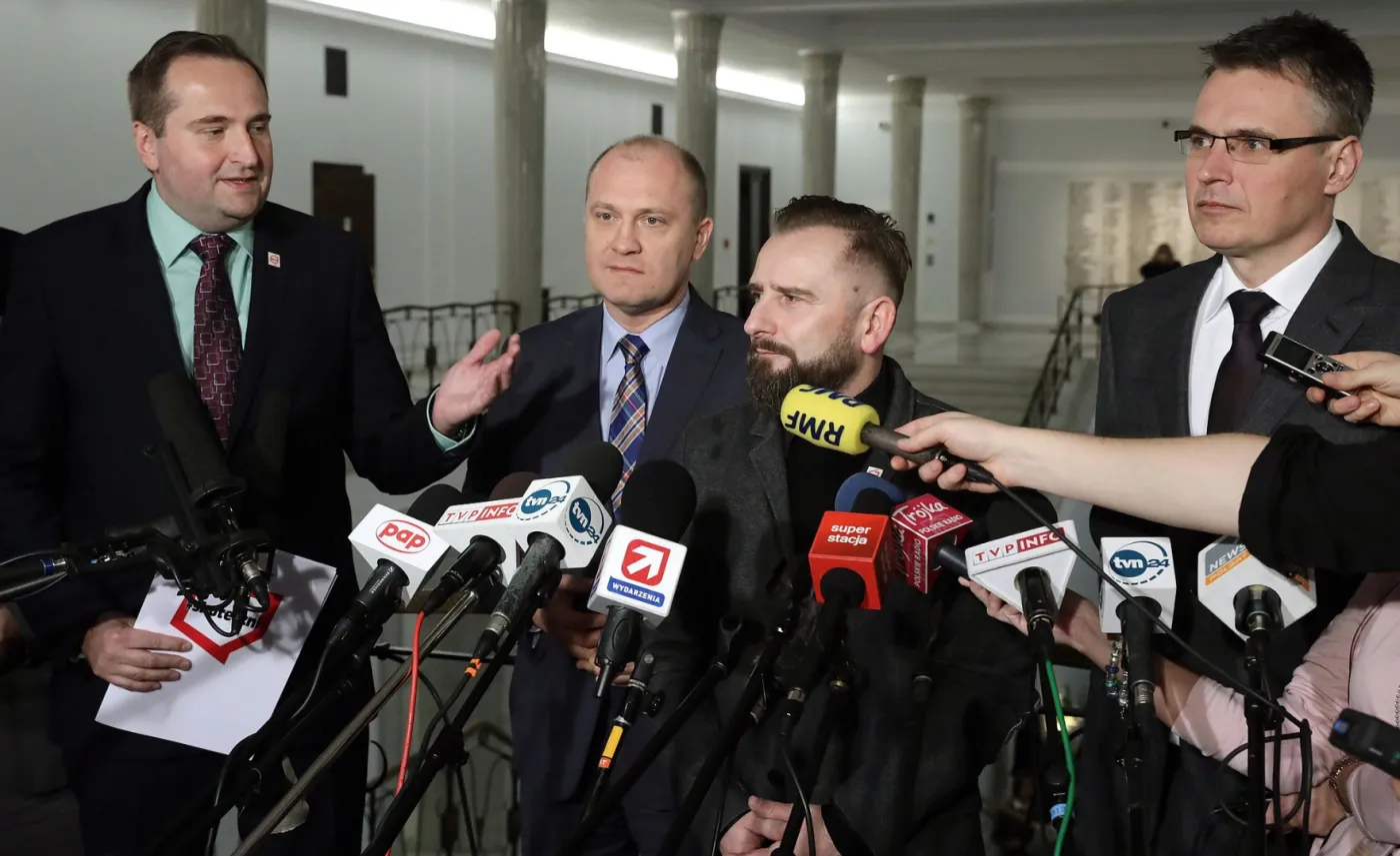 W Sejmie koło poselskie "Wolność i Skuteczni". W składzie Piotr Liroy-Marzec
