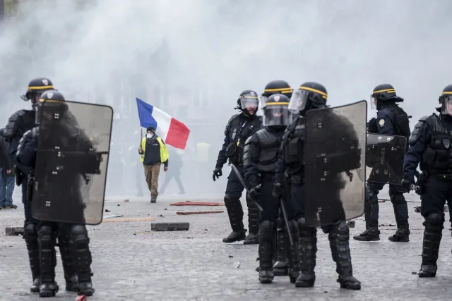 Francja: Potest "żółtych kamizelek". Policja użyła siły