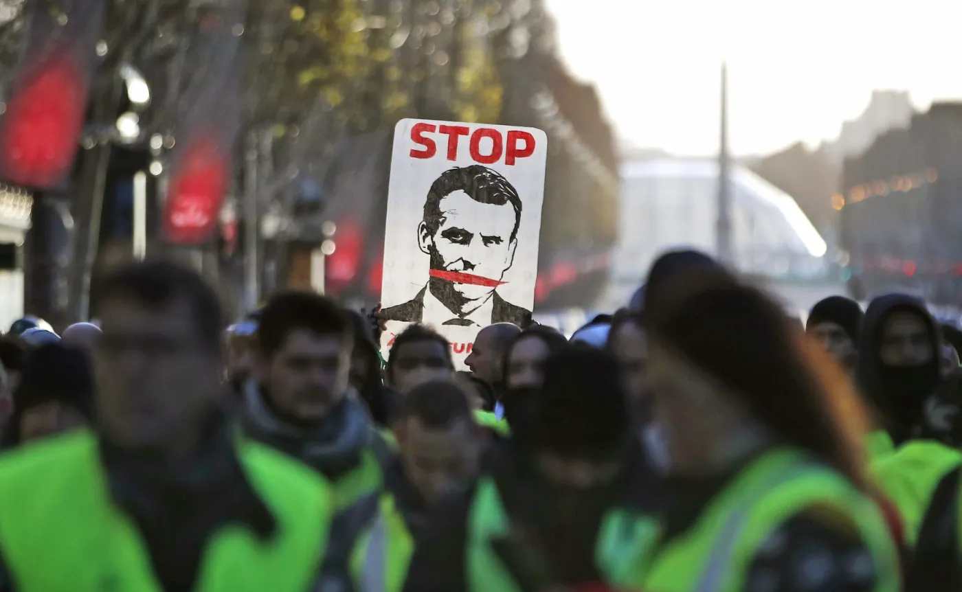 Francja: Macron kupuje spokój. Jego waluta to populizm i obietnice