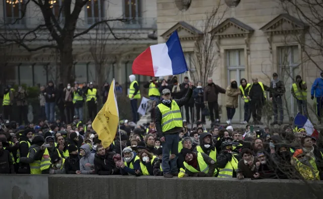 Francja: Będą sankcje wobec wandali biorących udział w ruchu "żółtych kamizelek"