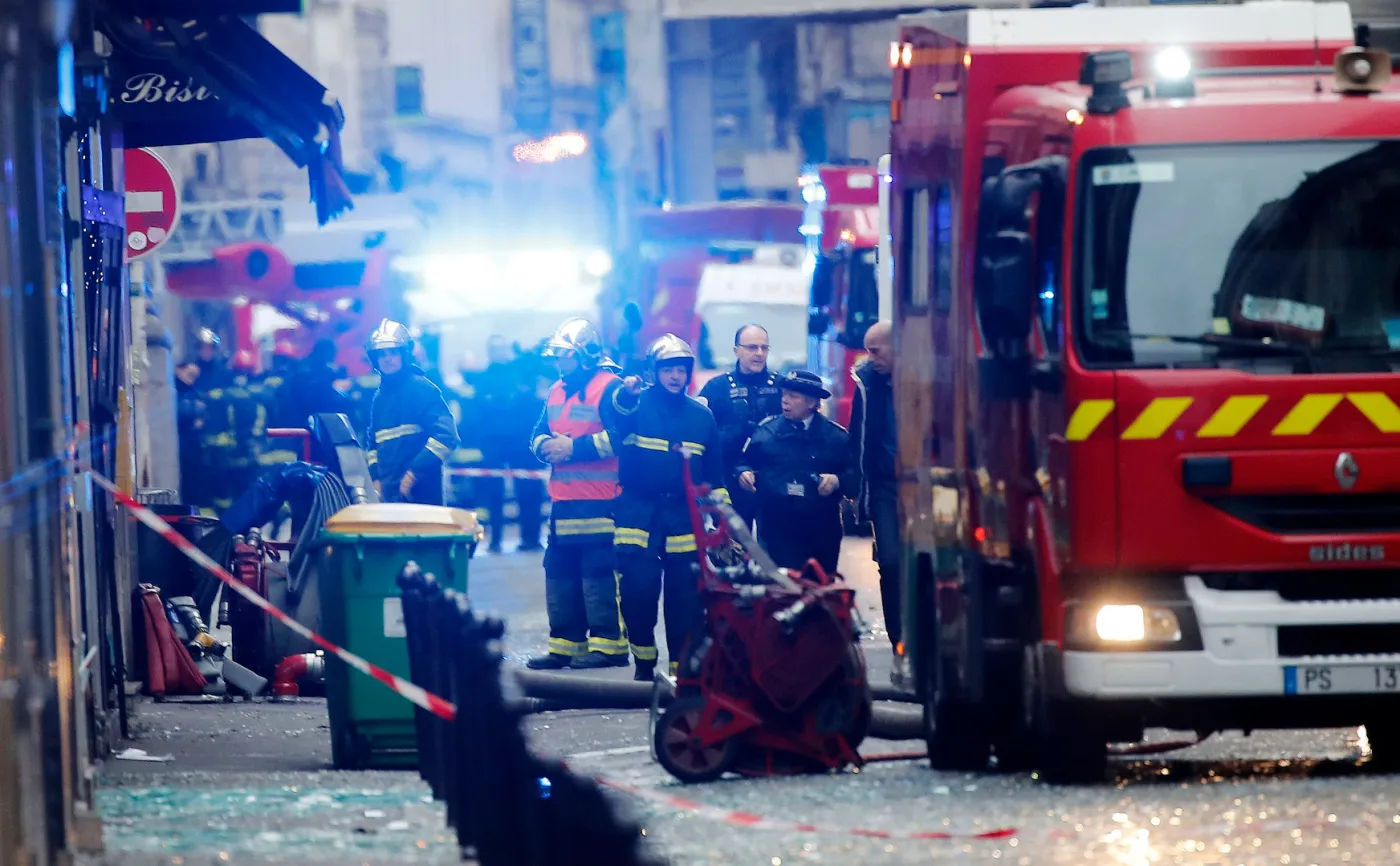 Paryż: Wybuch i pożar w centrum miasta. Policja podejrzewa wyciek gazu