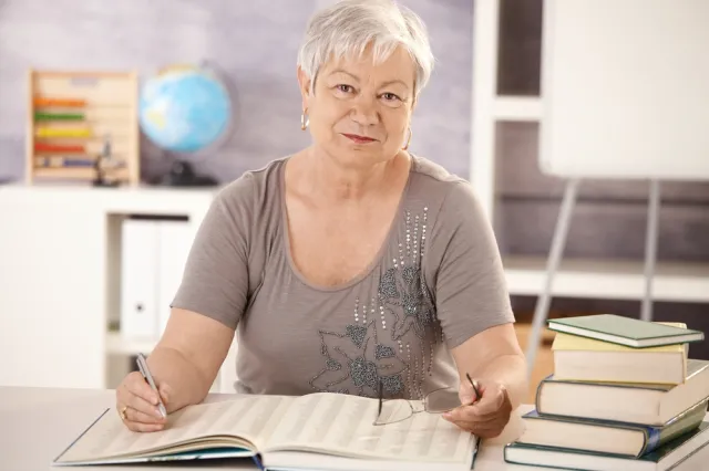 Zmiany w zatrudnianiu seniorów? Krótsza ochrona przedemerytalna i umowy terminowe bez limitu