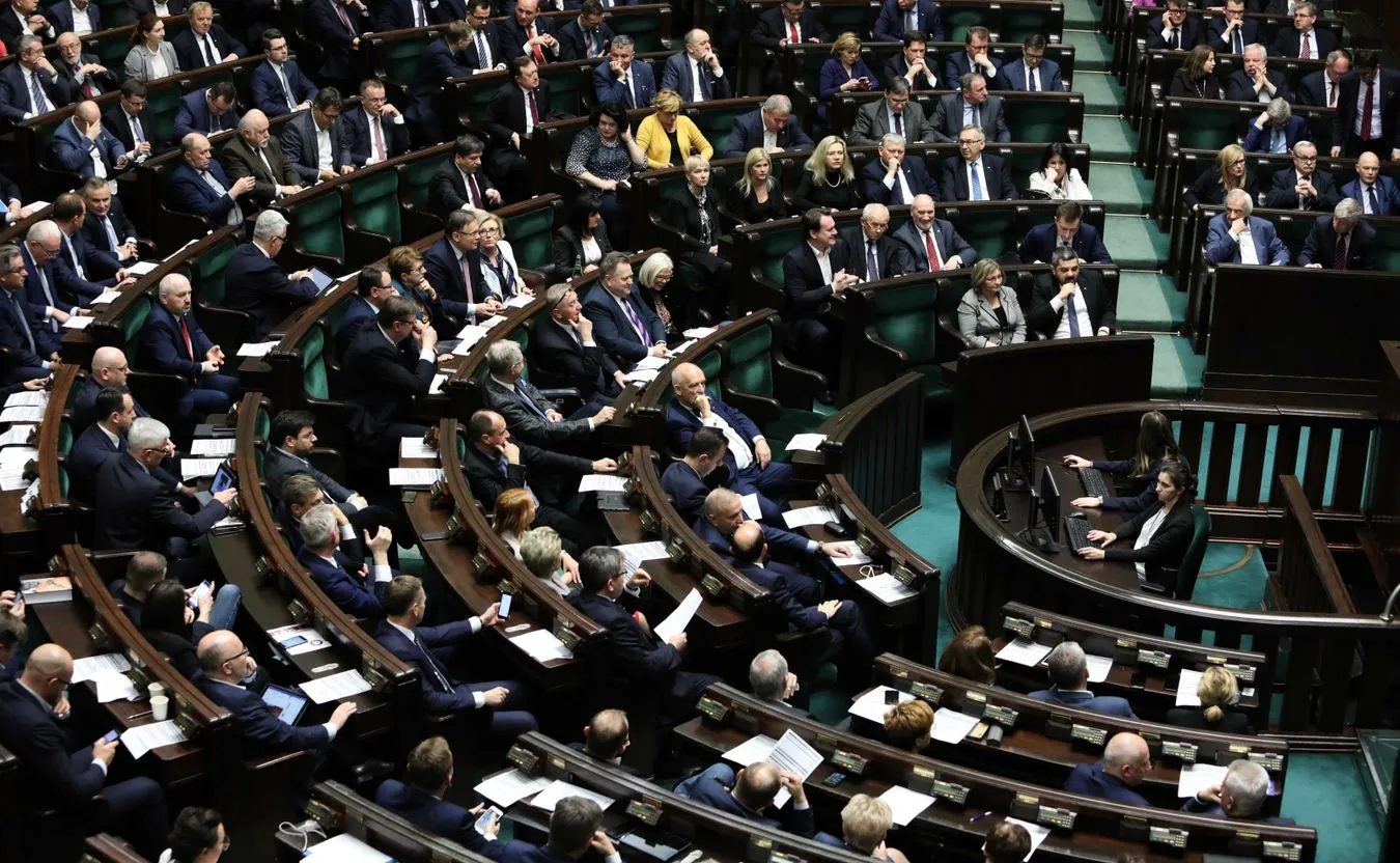 Posłowie KO tłumaczą się z nieobecności na głosowaniu w sprawie ustawy sądowej