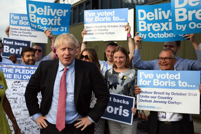 Od łez May do pragmatyzmu Johnsona. Oto jak wyglądał mijający rok z brexitem
