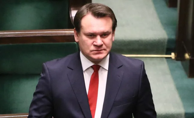Dominik Tarczyński obejmie dodatkowy mandat w PE przypadajacy po brexicie. Tak zdecydowała marszałek Witek