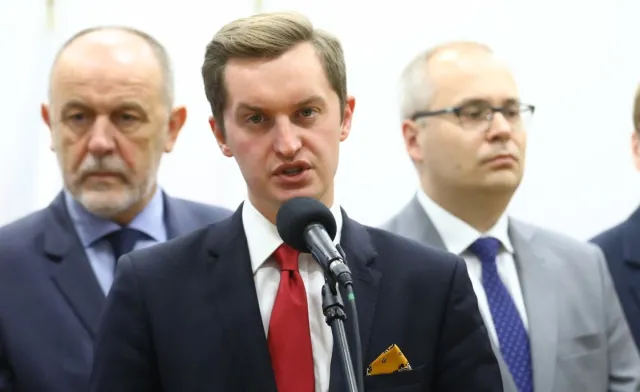 "To nie jest wojna gangów". Politycy obozu władzy o sprawach Banasia i Tomasza K.