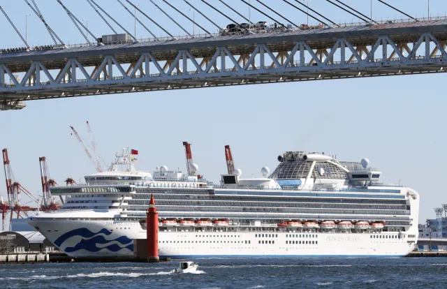 Koronawirus. Dwójka Polaków zeszła z Diamond Princess, jeden wciąż na statku