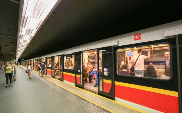 Mieszkańcy Warszawy unikają metra. Liczba pasażerów zmalała o ponad pół miliona