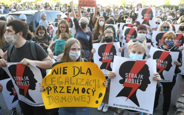 "Nie dla legalizacji przemocy domowej". Manifestacja na ulicach Warszawy