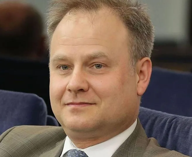 Artur Nowak-Far - profesor prawa europejskiego i finansowego, doktor nauk ekonomicznych, Szkoła Główna Handlowa; adwokat, niepalący
