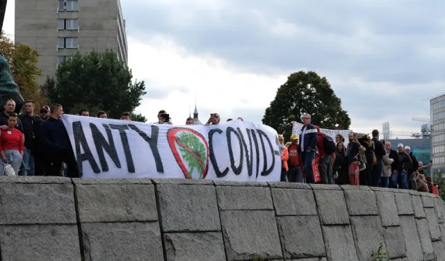 Manifestacje tzw. antycovidowców w różnych miastach Polski. Mandaty za brak maseczek, w Gdańsku policja użyła gazu pieprzowego