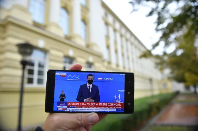 Prawie lockdown: Zamknięte restauracje, podstawówki w trybie zdalnym, seniorzy i młodzież mają zostać w domach