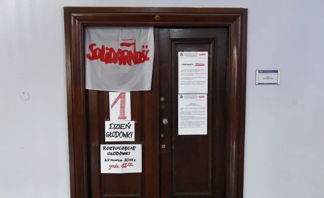 "Jesteśmy zagrożeni strajkiem w czasie egzaminów". Szydło po rozmowach z nauczycielami