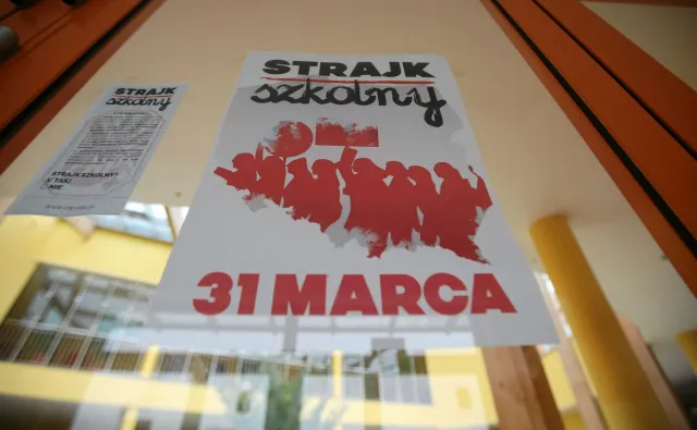 Proksa: Nauczyciele w Krakowie kończą strajk głodowy. Trwa protest okupacyjny