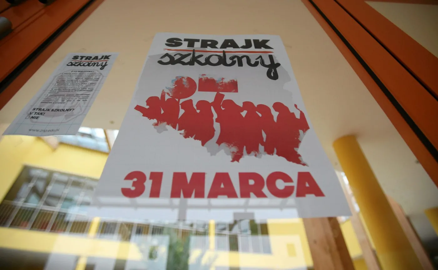 Proksa: Nauczyciele w Krakowie kończą strajk głodowy. Trwa protest okupacyjny