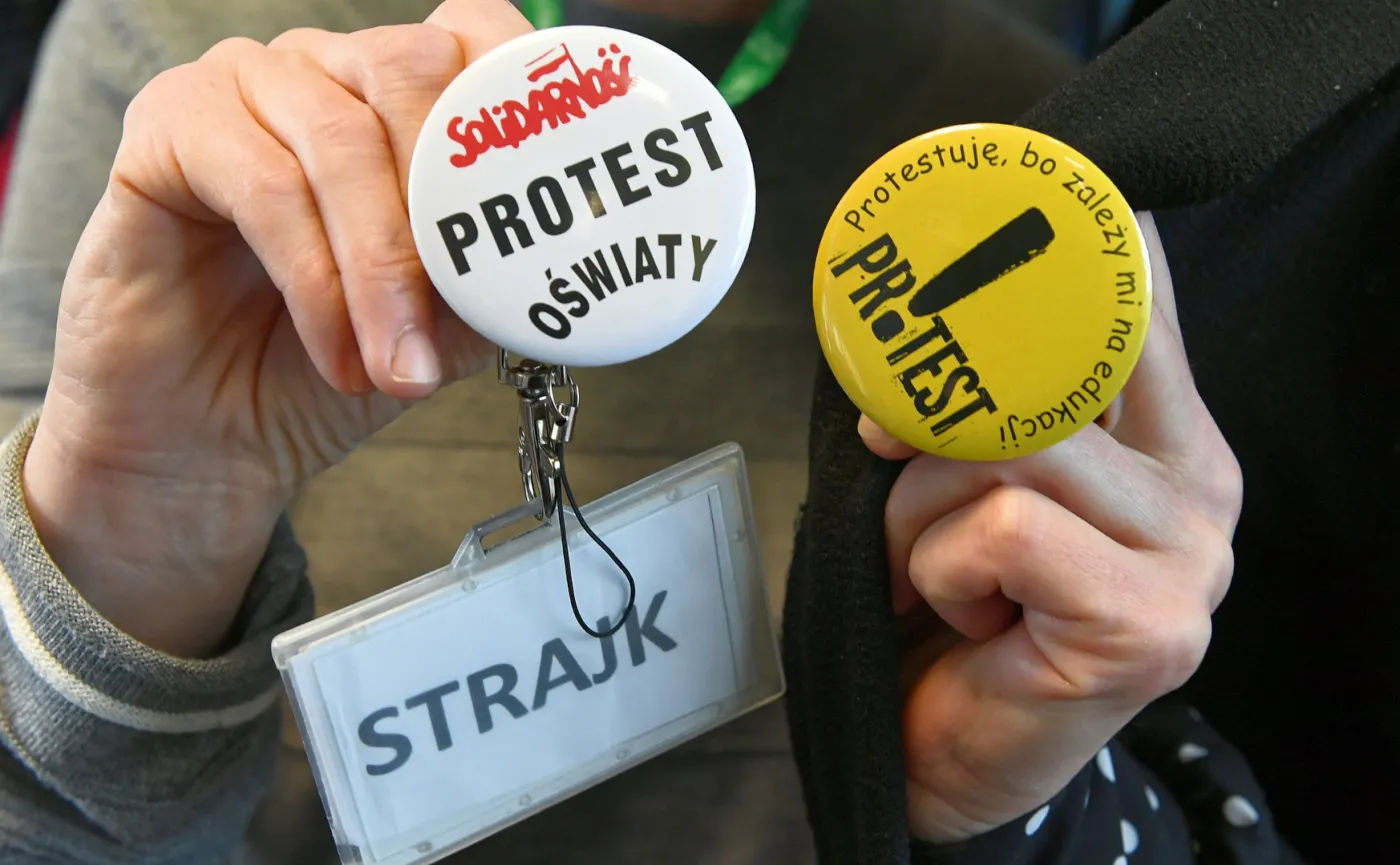 Strategie przetrwania nauczycieli: Z kredytu na kredyt, między semestrami na zmywak