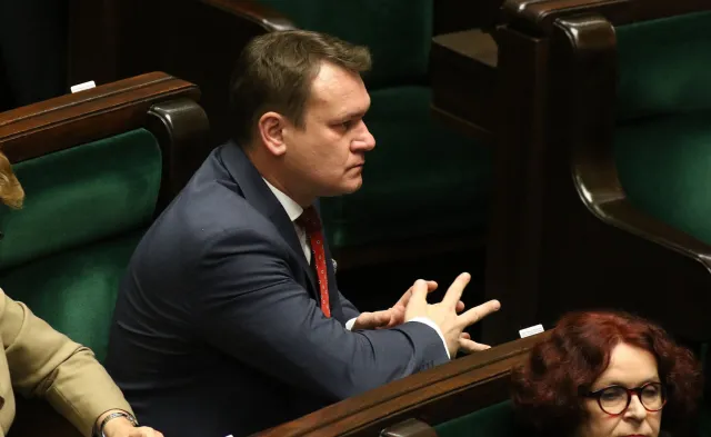 Dominik Tarczyński zdobył mandat, ale do Brukseli na razie nie jedzie