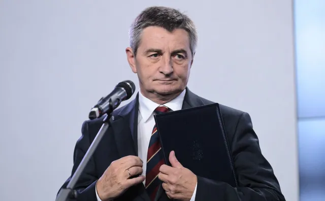"Jedyne czego żałują politycy PiS, to że się wydało". Komentarze po dymisji marszałka Kuchcińskiego