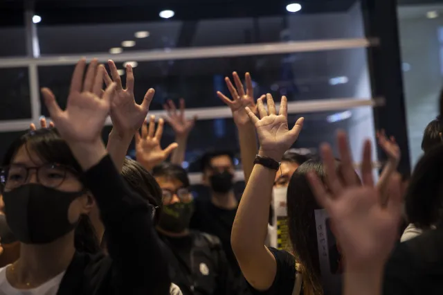 W Hongkongu propekińscy lojaliści usuwają demokratyczne ściany Lennona