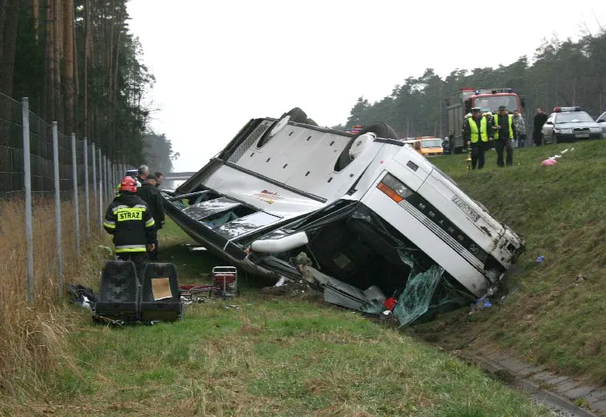 Wiozący 29 osób autokar zjechał z autostrady A4 i wpadł do rowu. Jedna osoba zginęła, 28 jest rannych
