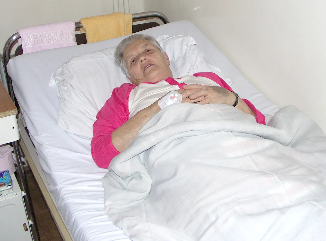 11.12.2007 GORZOW WIELKOPOLSKI

Wnuk ciezko chorej Rozalii Kroczak musial zadzwonic na pogotowie, mimo ze kobieta byla juz w szpitalu. Lekarz odmowil przyjecia pacjentki, bo nie przywiozla jej karetka.

NZ ROZALIA KROCZAK

FOT. ANDRZEJ CHMIELEWSKI
