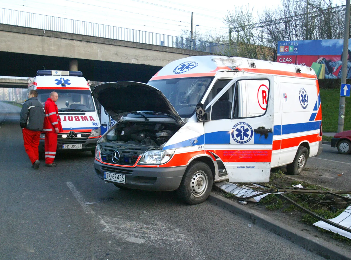 W Kielcach ambulans zderzył się z lanosem