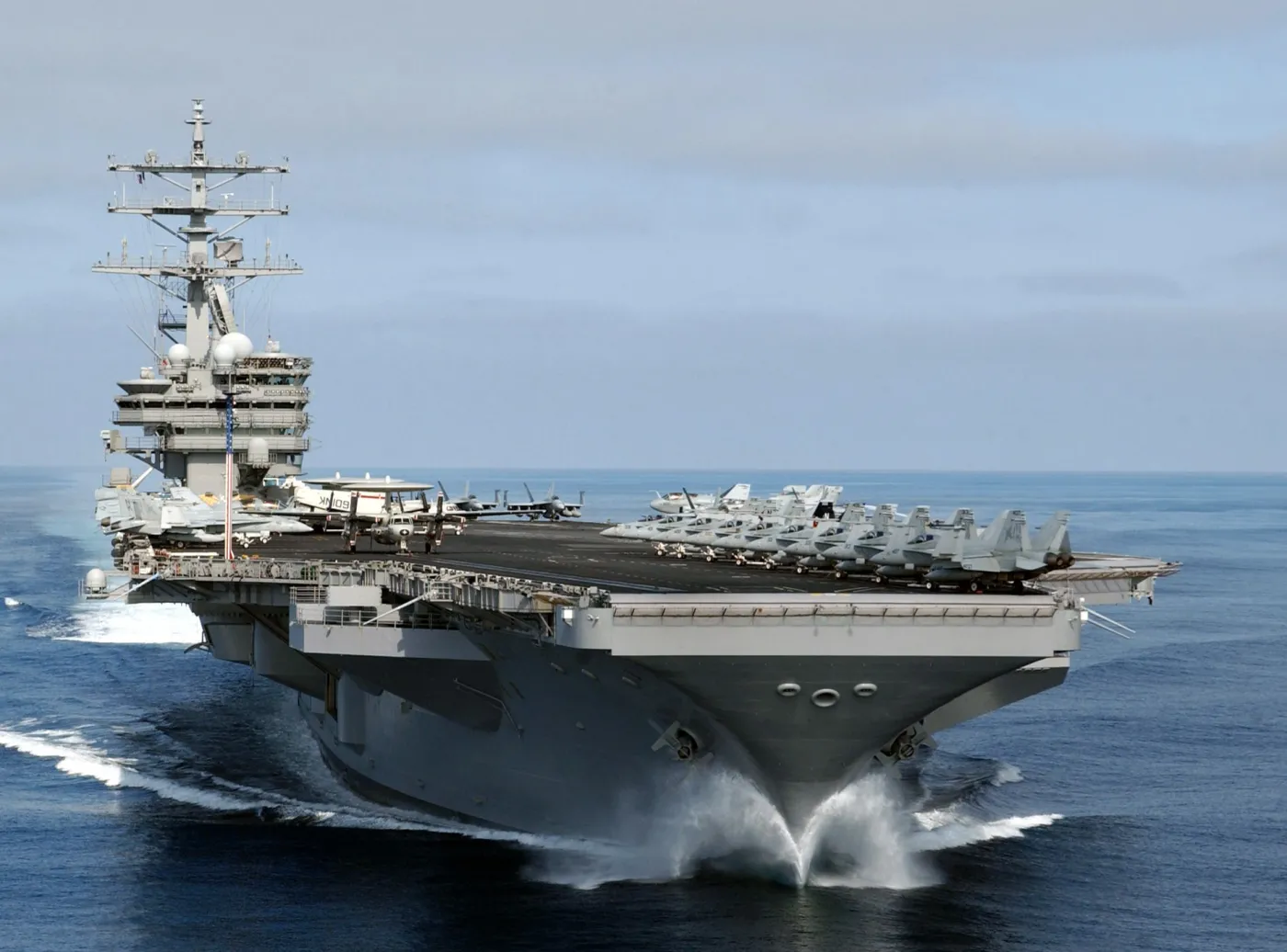Atomowy lotniskowiec USS Reagan pryszedł z pomocą statkowi wycieczkowemu