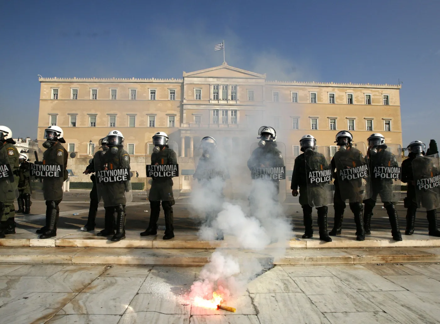 Kordon policyjny podczas demonstracji strażaków w Atenach