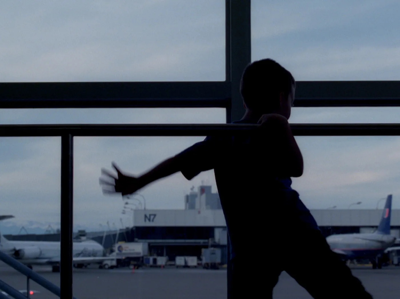boy_at_airport_1734999.jpg