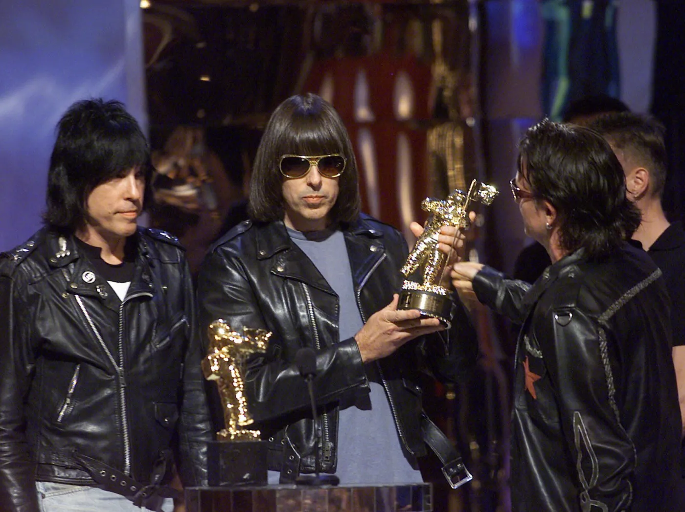 Ramones odbierają z rąk Bono nagrodę MTV (2001 r.)