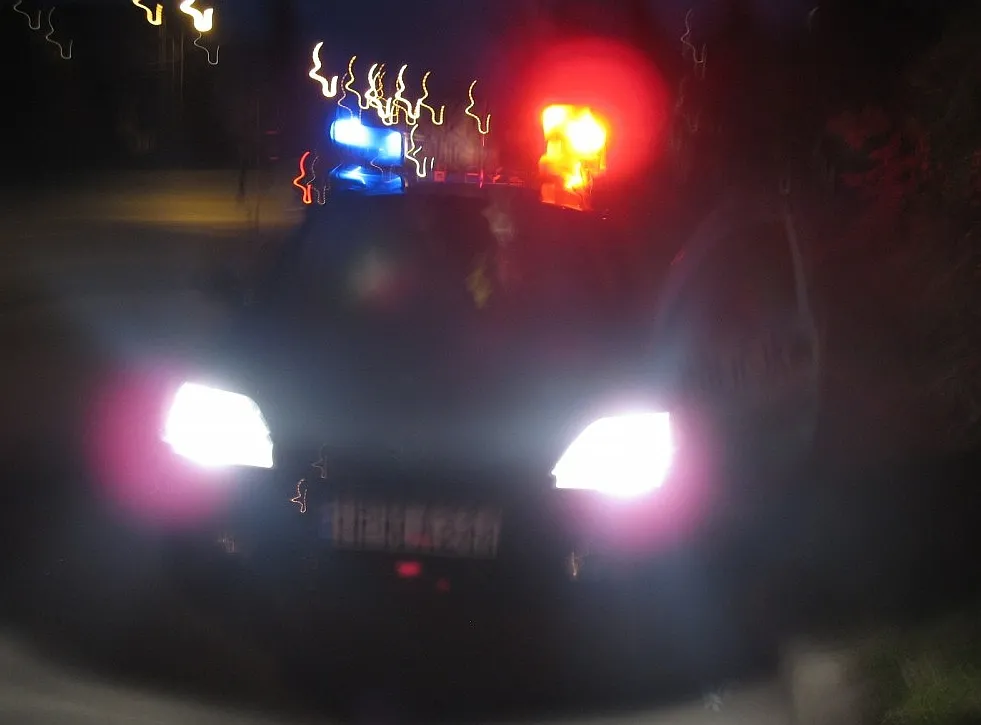 Strzelanina, trzy rozbite radiowozy i ranni policjanci