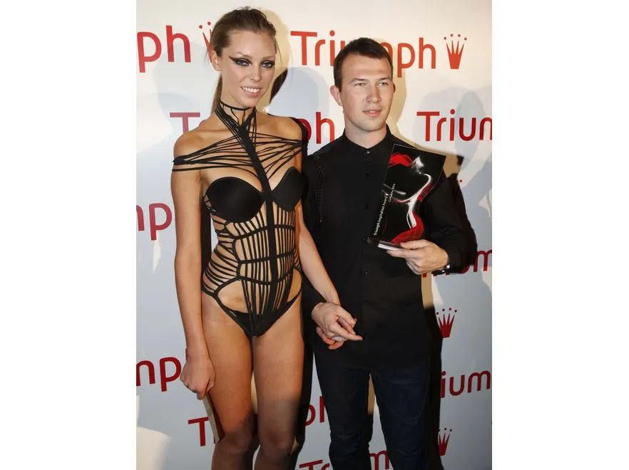 Zwycięzca konkursu 2010 wraz z modelką prezentującą nagrodzoną pracę